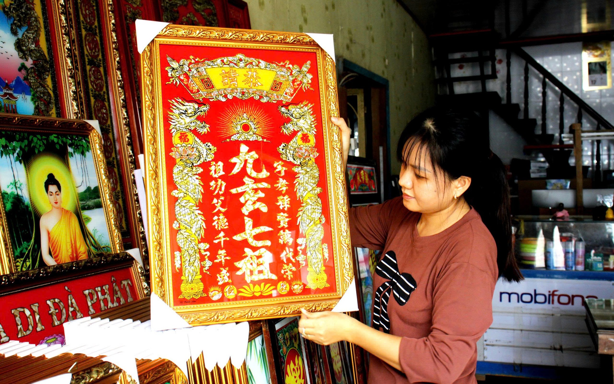 Giữ hồn tranh kiếng Bà Vệ giữa nhịp sống hiện đại