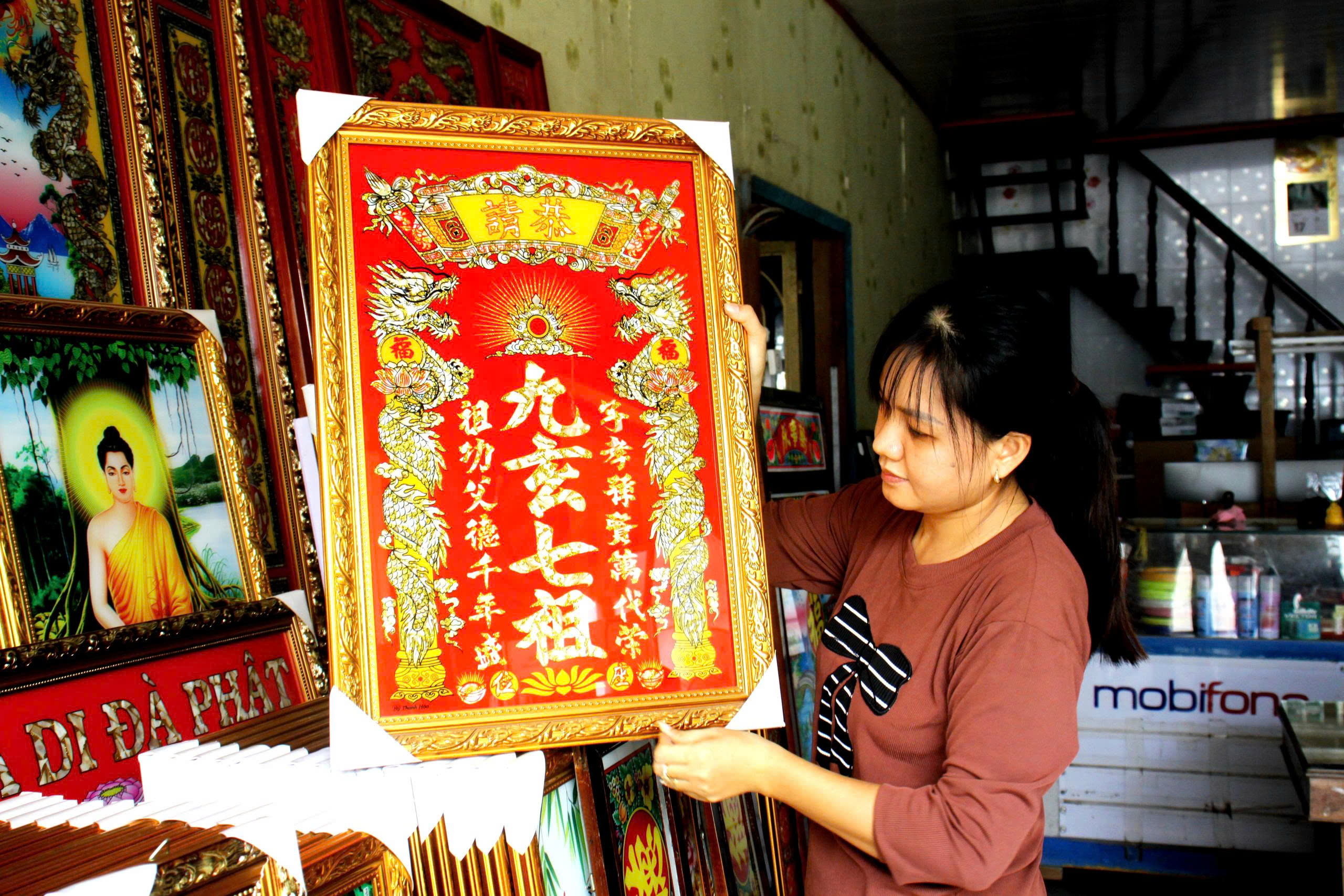 Giữ hồn tranh kiếng Bà Vệ giữa nhịp sống hiện đại - Ảnh 6.