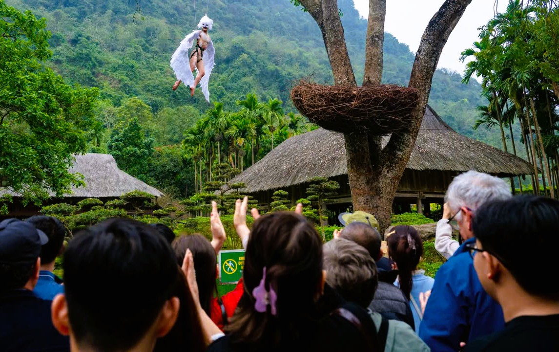 Khách du lịch đổ về Ninh Bình du Xuân, nhiều điểm du lịch quá tải - Ảnh 16.