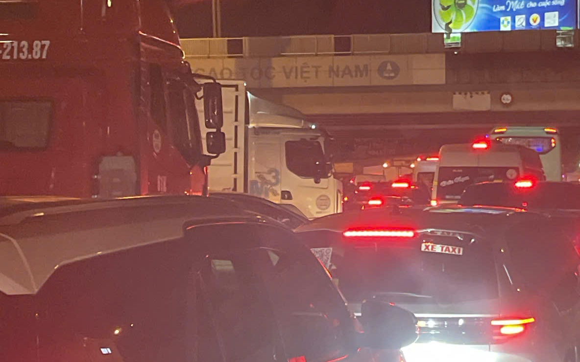 Tối mùng 5 Tết, tuyến cao tốc hướng về TPHCM "đóng - mở" liên tục