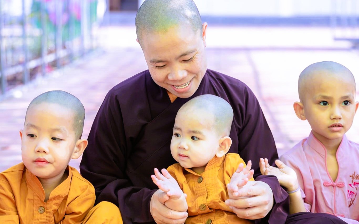 "Người mẹ" của hàng chục đứa trẻ mồ côi ở ngôi chùa nơi cửa biển