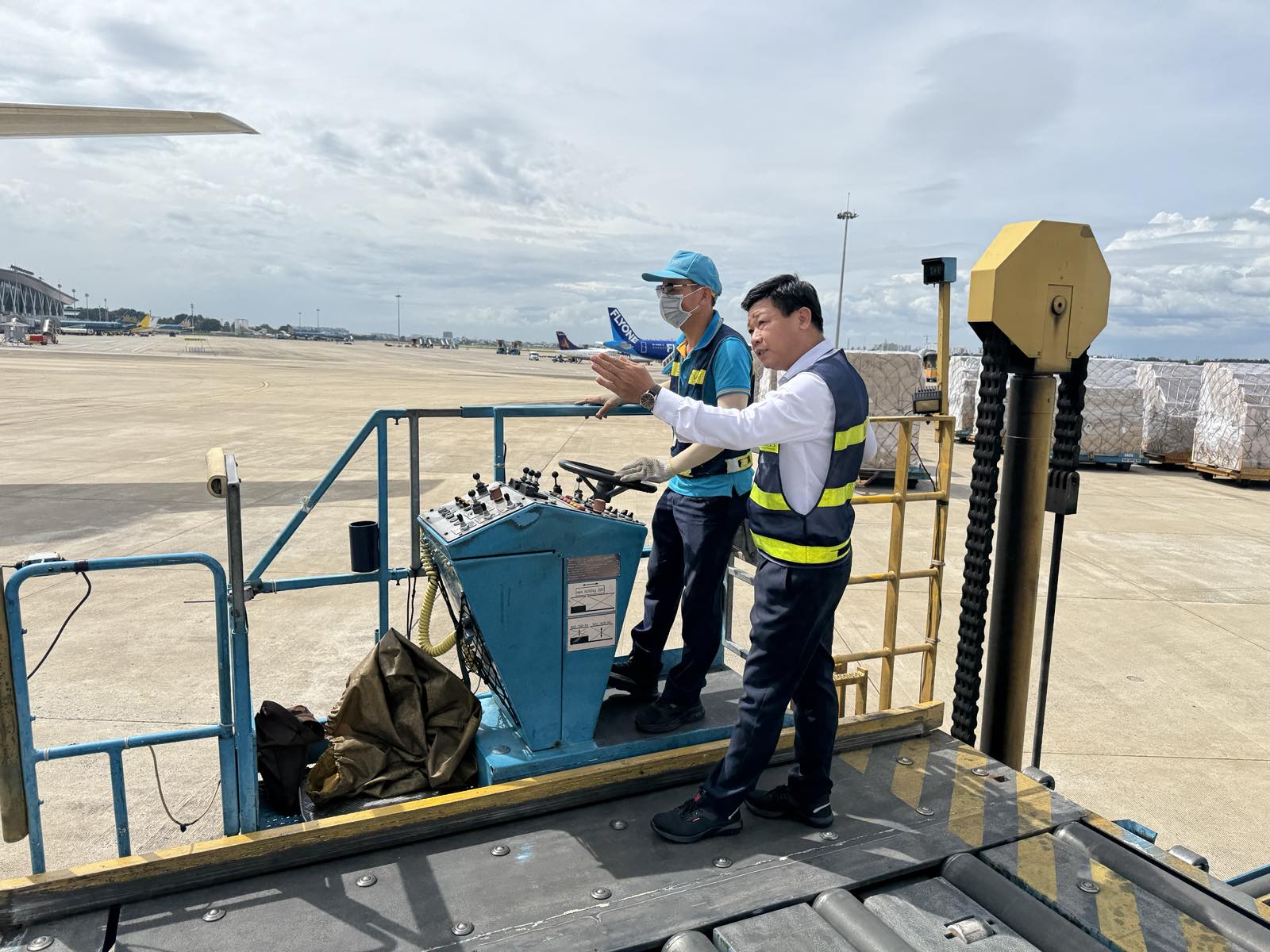 Người giữ nhịp tr&ecirc;n s&acirc;n đỗ m&aacute;y bay - Ảnh 2.