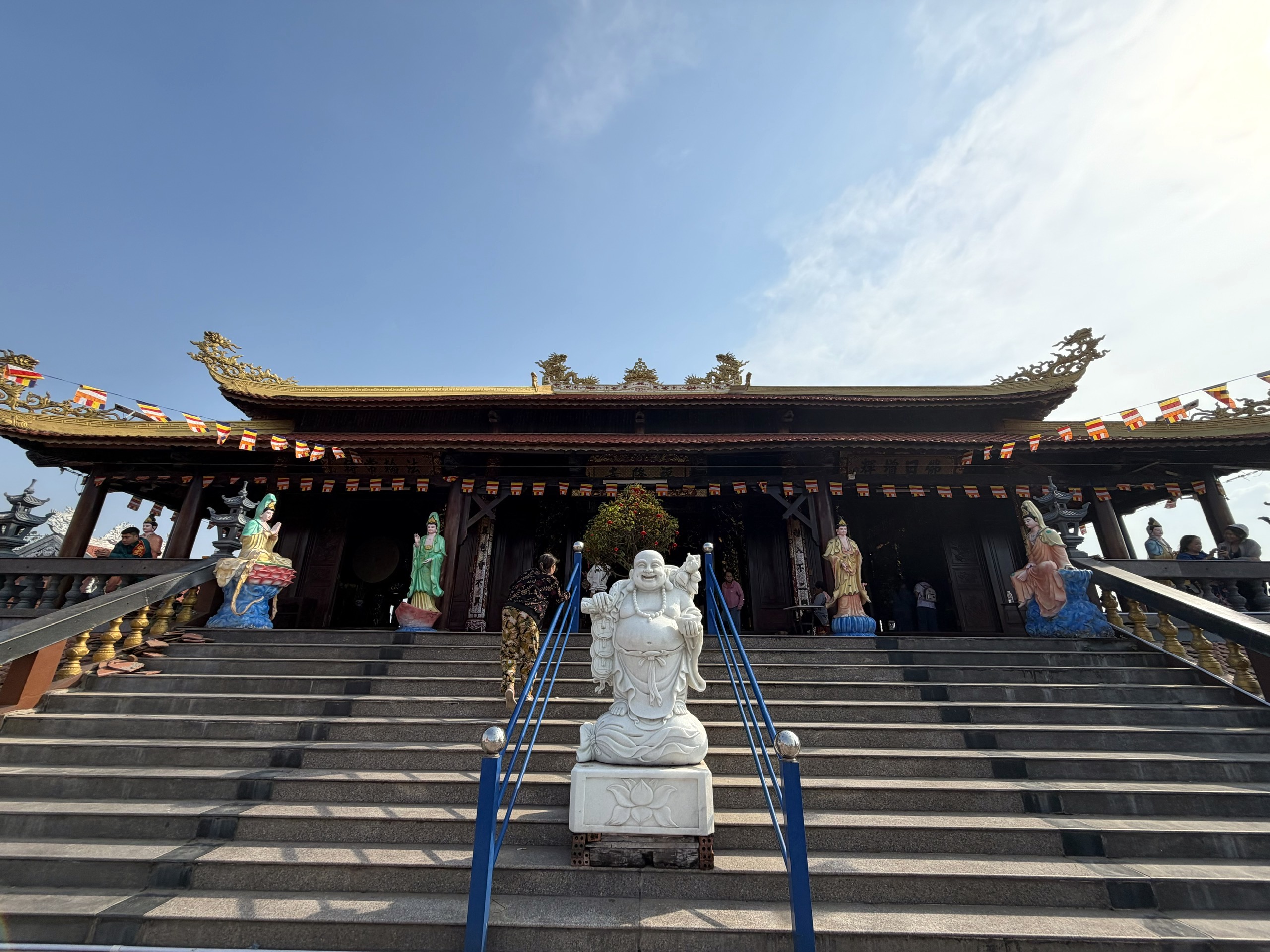 Đầu năm, v&atilde;n cảnh ch&ugrave;a tr&ecirc;n c&ugrave; lao s&ocirc;ng Đồng Nai - Ảnh 6.