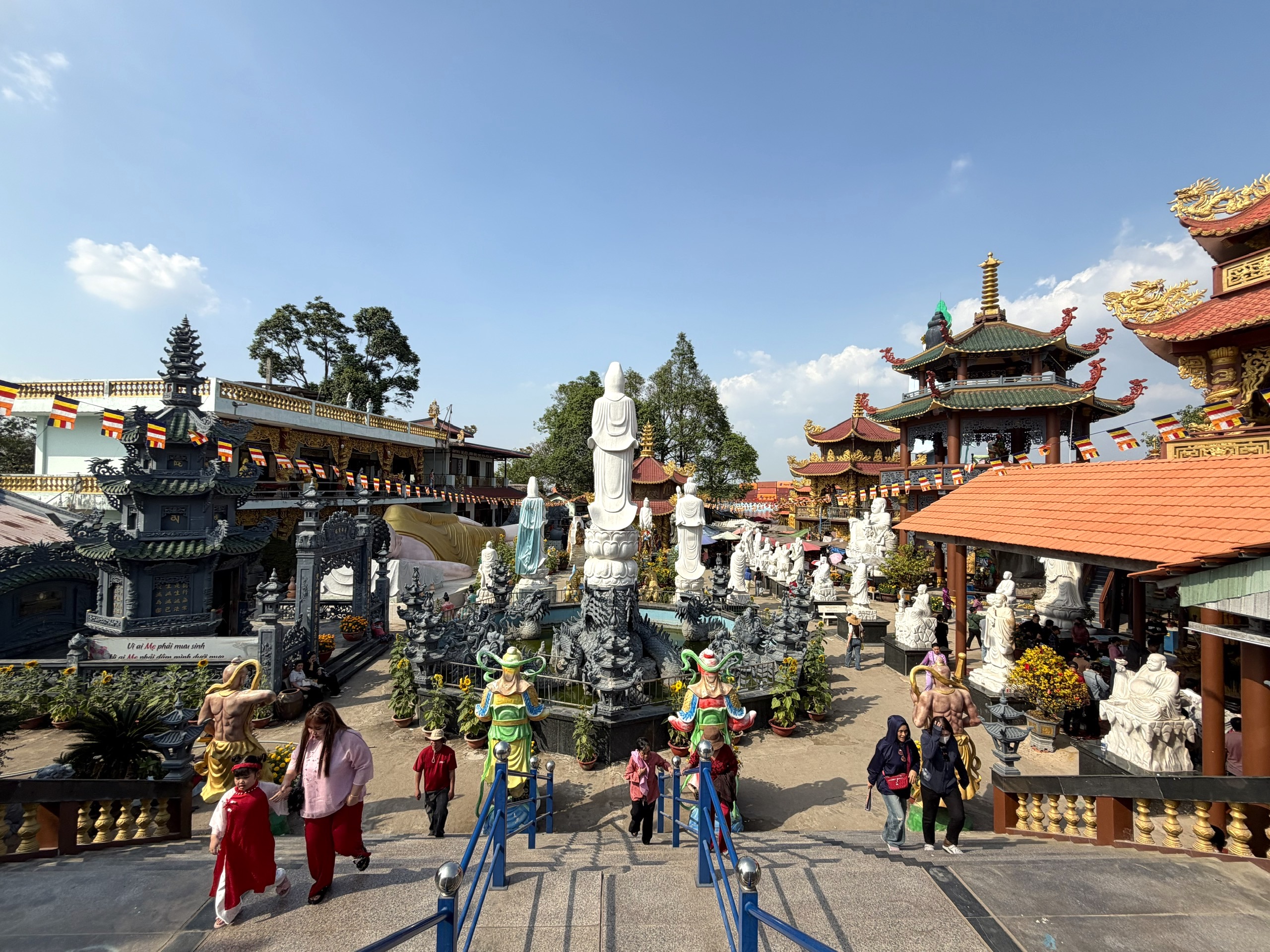 Đầu năm, v&atilde;n cảnh ch&ugrave;a tr&ecirc;n c&ugrave; lao s&ocirc;ng Đồng Nai - Ảnh 8.