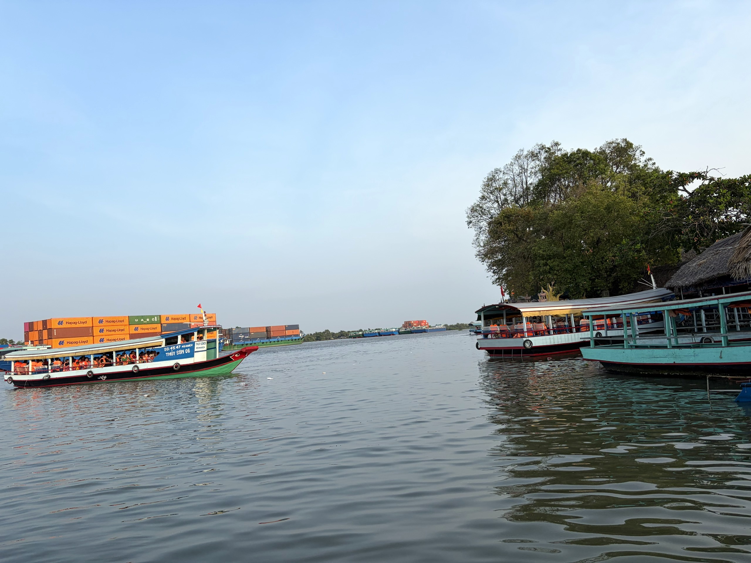 Đầu năm, v&atilde;n cảnh ch&ugrave;a tr&ecirc;n c&ugrave; lao s&ocirc;ng Đồng Nai - Ảnh 4.