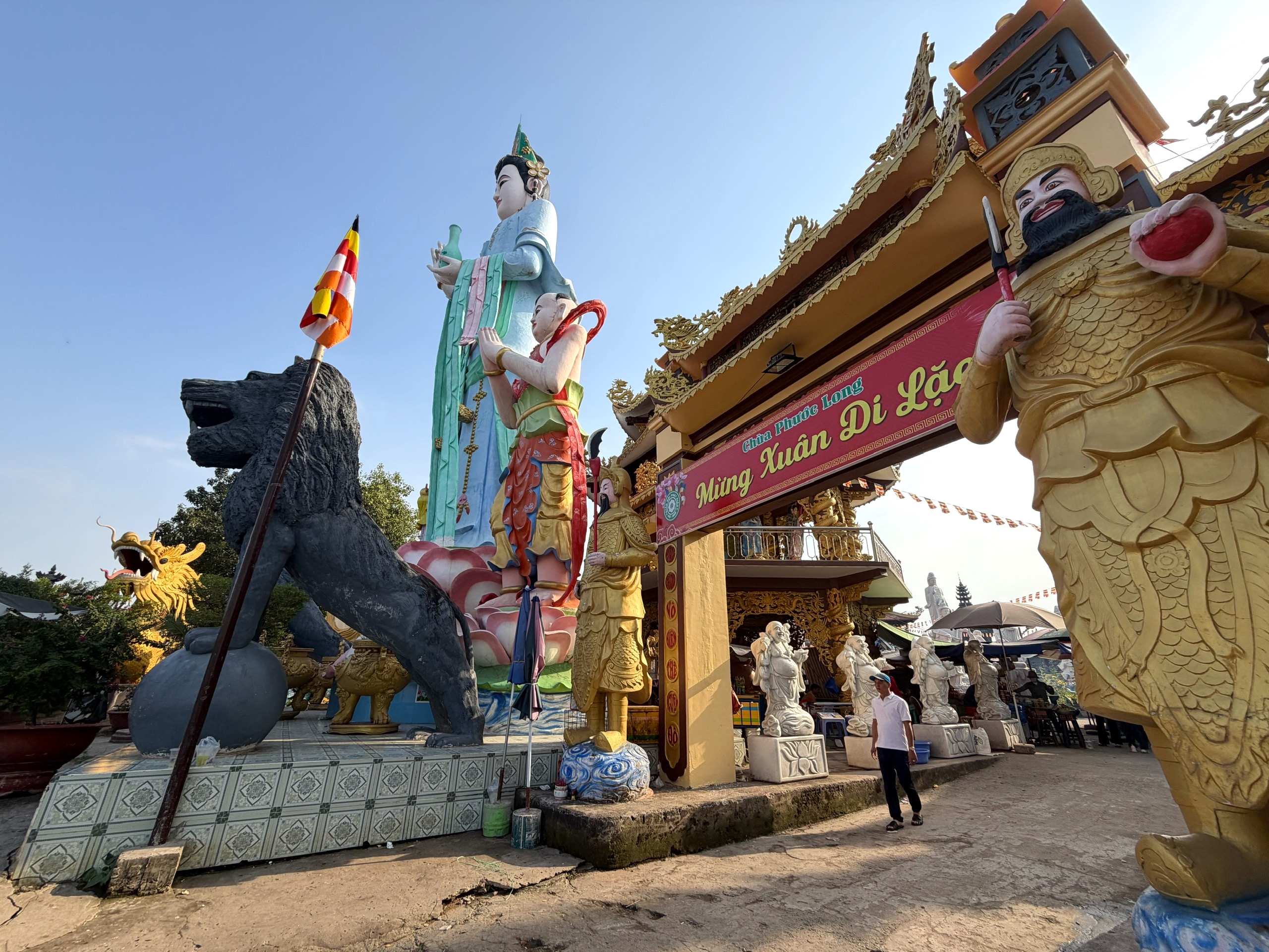 Đầu năm, v&atilde;n cảnh ch&ugrave;a tr&ecirc;n c&ugrave; lao s&ocirc;ng Đồng Nai - Ảnh 5.