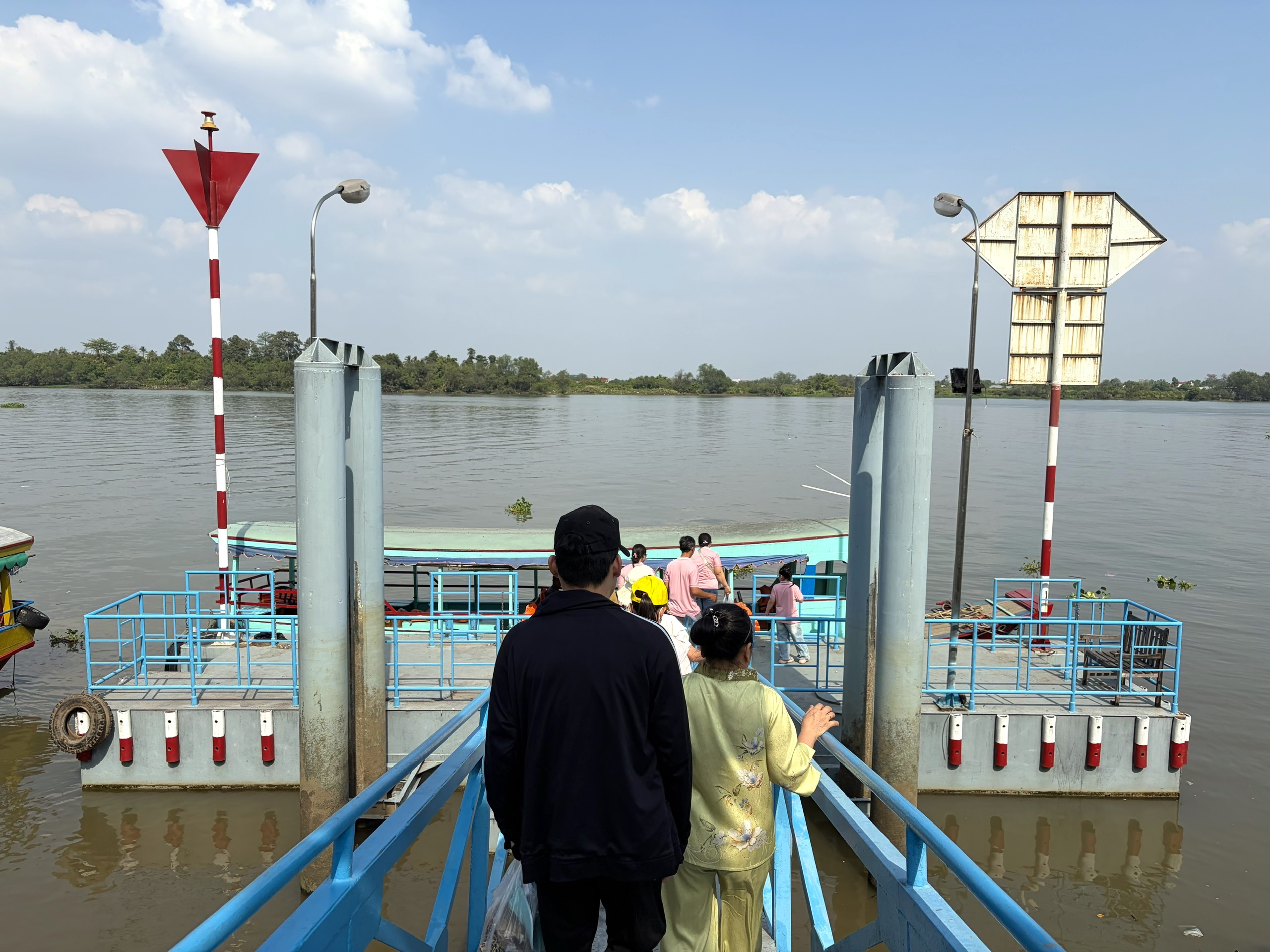 Đầu năm, v&atilde;n cảnh ch&ugrave;a tr&ecirc;n c&ugrave; lao s&ocirc;ng Đồng Nai - Ảnh 3.