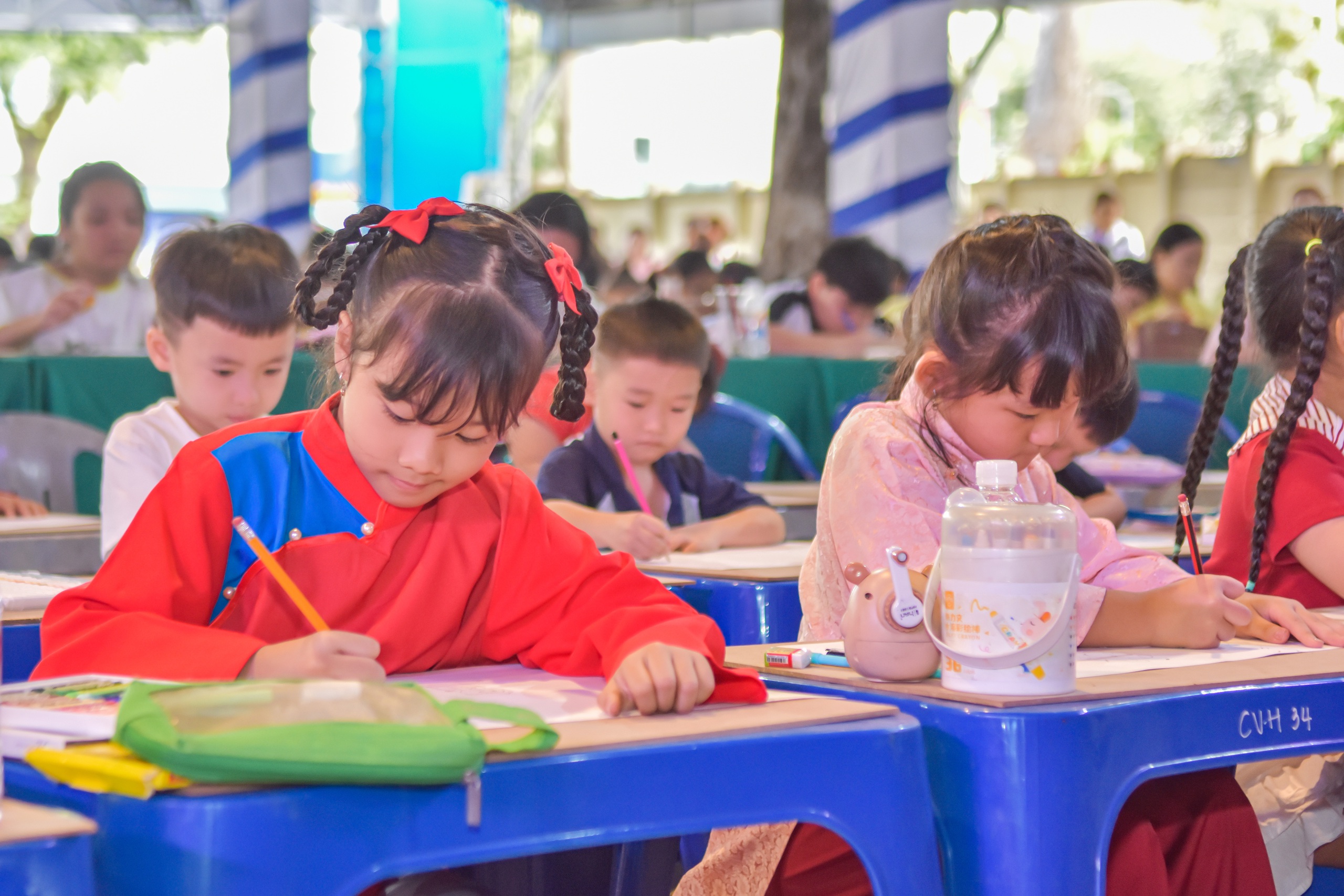 Con đo&agrave;n vi&ecirc;n, người lao động th&iacute;ch th&uacute; với hội thi vẽ tranh v&agrave;o ng&agrave;y Tết - Ảnh 1.