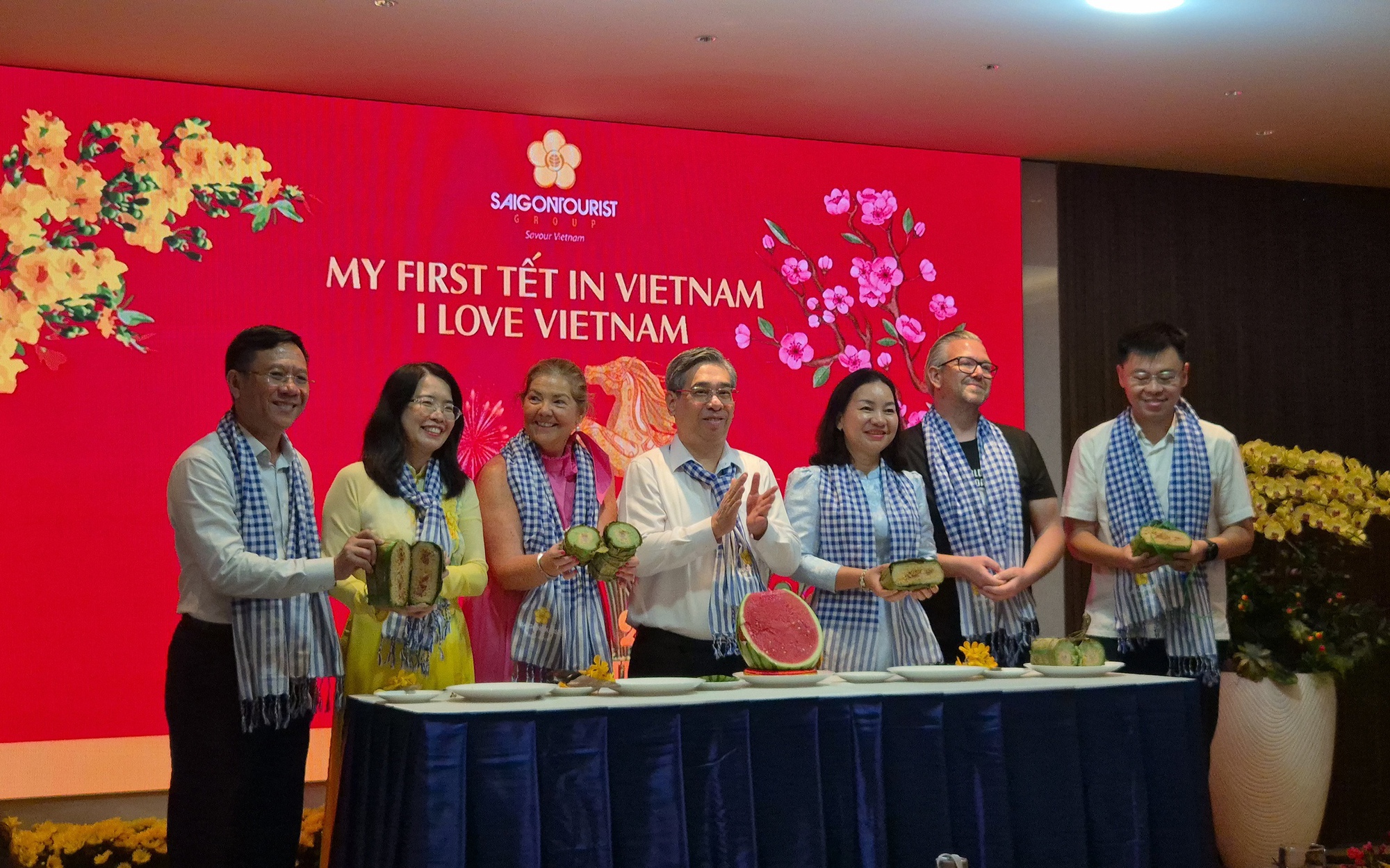 TPHCM tặng nón lá, mời khách quốc tế trải nghiệm Tết Việt