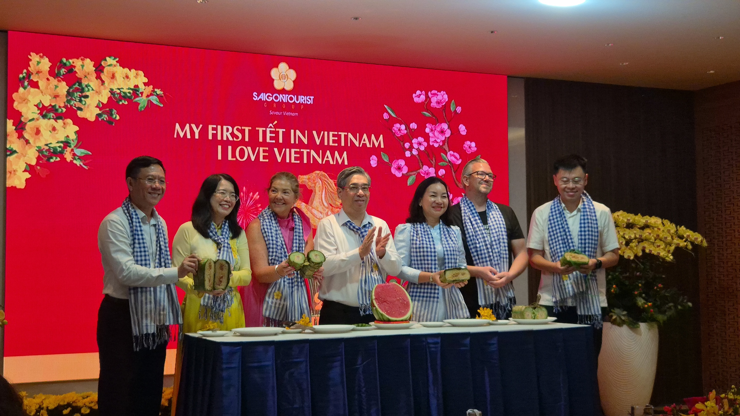 TPHCM ch&agrave;o đ&oacute;n kh&aacute;ch quốc tế thưởng thức Tết Việt v&agrave; văn h&oacute;a 2026 - Ảnh 2.