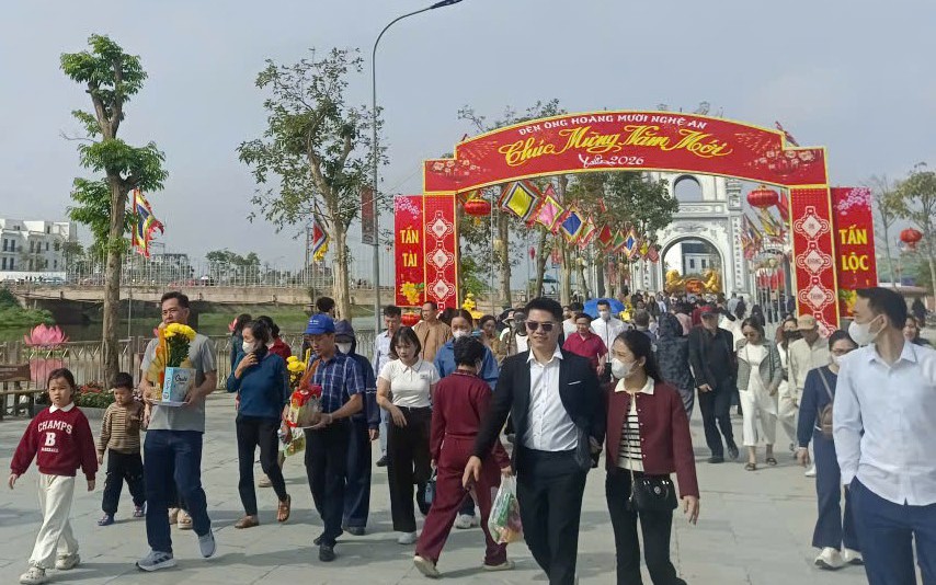 VIDEO: Hàng vạn người dân nô nức đi lễ đền ông Hoàng Mười cầu an đầu năm