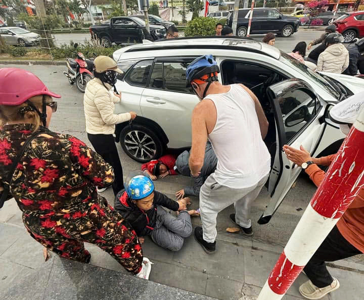 Tai nạn giao th&ocirc;ng Hải Ph&ograve;ng: &Ocirc; t&ocirc; t&ocirc;ng h&agrave;ng loạt xe m&aacute;y chờ đ&egrave;n đỏ , 2 người nhập viện - Ảnh 3.