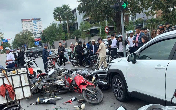 Ô tô tông hàng loạt xe máy chờ đèn đỏ, 2 người nhập viện