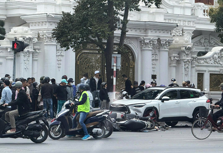 Tai nạn giao th&ocirc;ng Hải Ph&ograve;ng: &Ocirc; t&ocirc; t&ocirc;ng h&agrave;ng loạt xe m&aacute;y chờ đ&egrave;n đỏ , 2 người nhập viện - Ảnh 2.