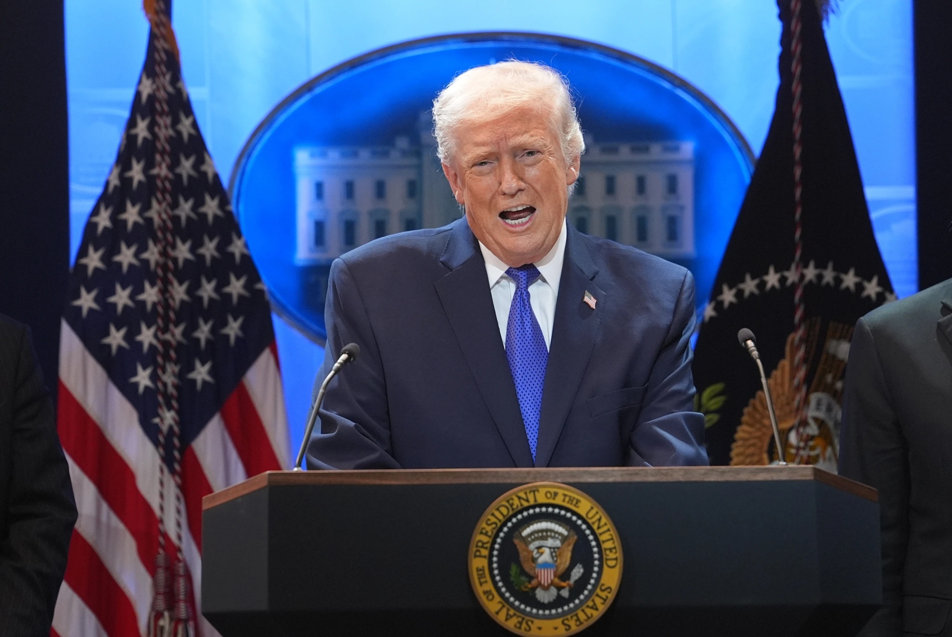 Thuế quan toàn cầu bị tòa bác, Tổng thống Donald Trump tung phương án mới - Ảnh 1.