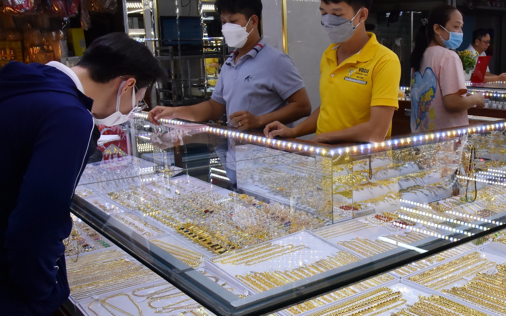 Giá vàng hôm nay 21-2: Vàng thế giới tăng mạnh