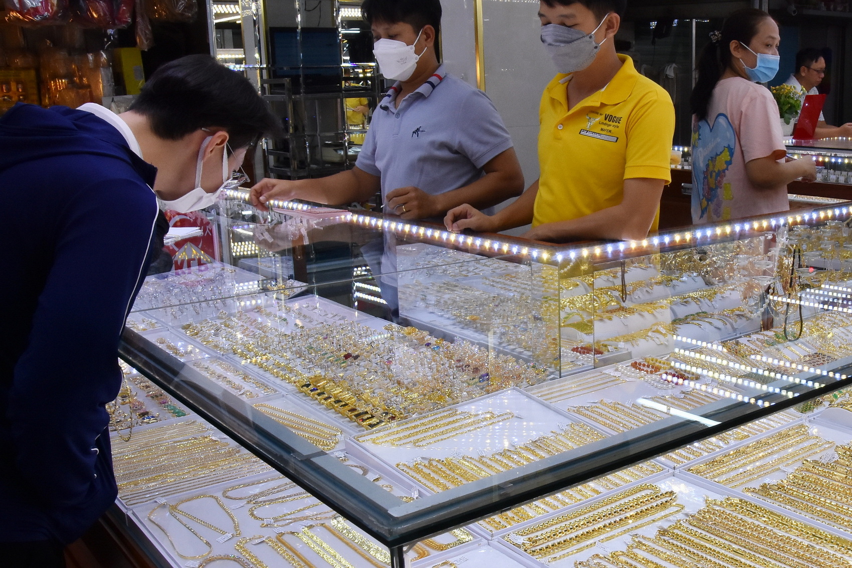 Gi&aacute; v&agrave;ng h&ocirc;m nay 21-2: V&agrave;ng thế giới tăng 107 USD - Ảnh 1.