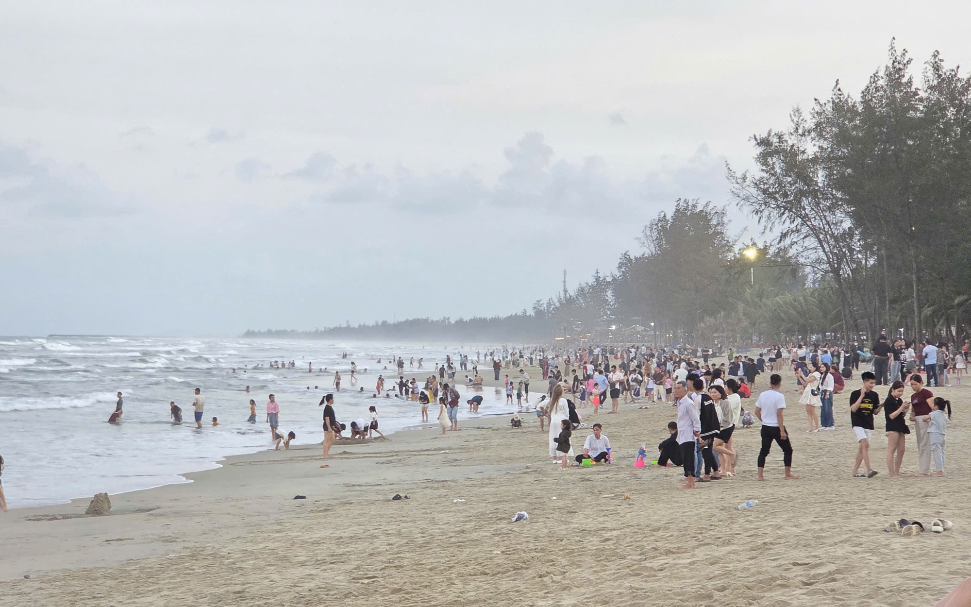 Tắm biển Mỹ Khê, 3 người trong gia đình bị đuối nước