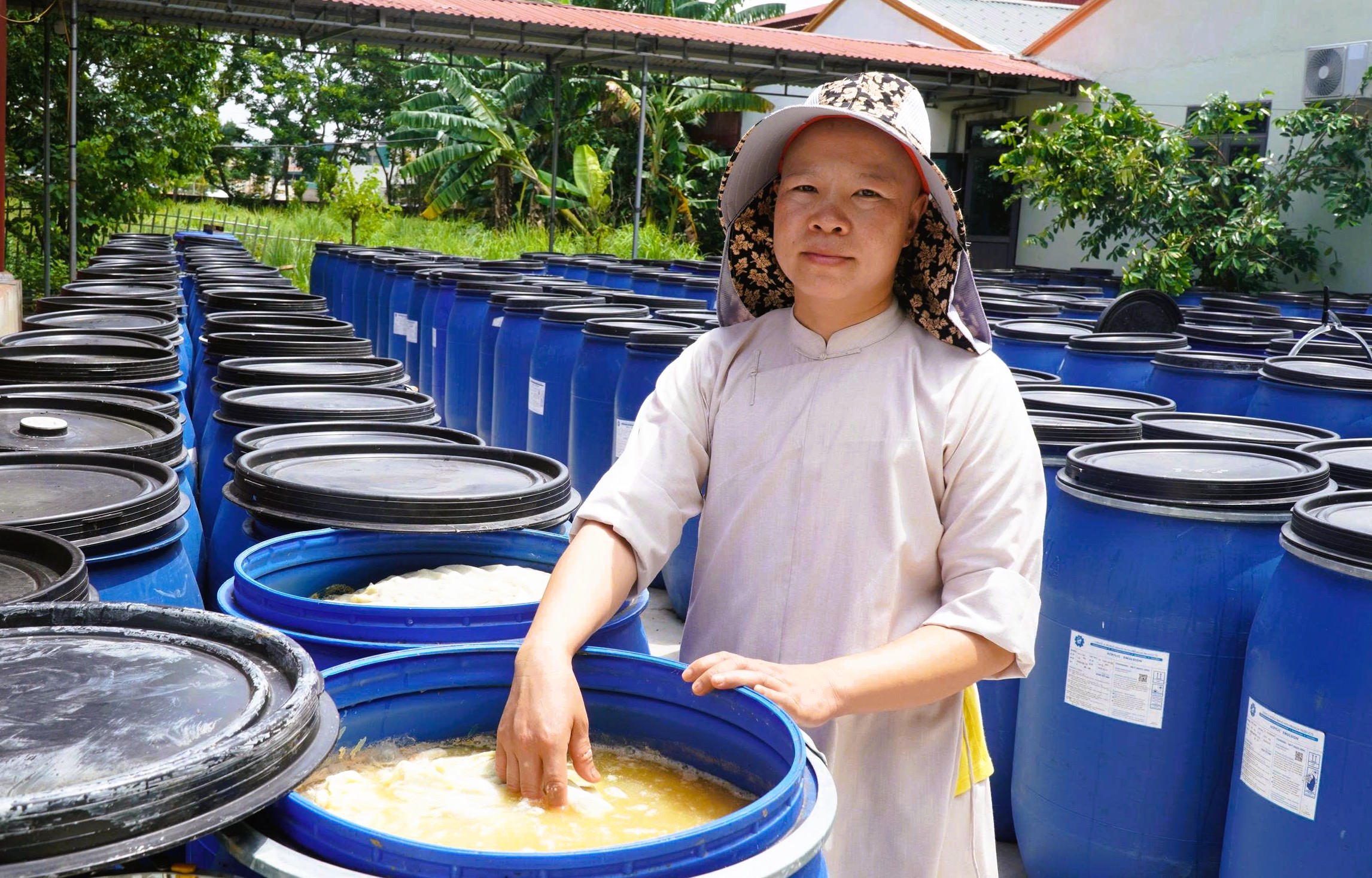 "Người mẹ" của hàng chục đứa trẻ mồ côi ở ngôi chùa nơi cửa biển - Ảnh 4.