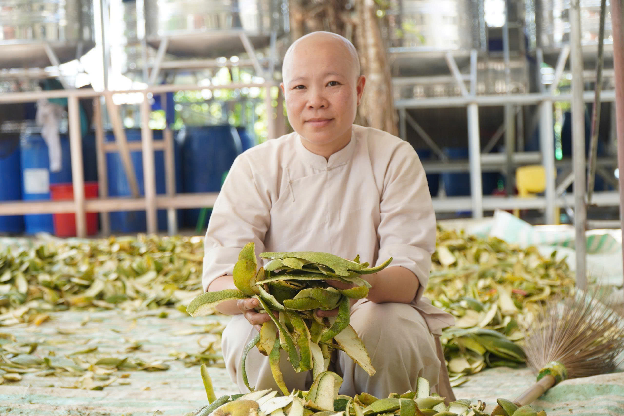 "Người mẹ" của hàng chục đứa trẻ mồ côi ở ngôi chùa nơi cửa biển - Ảnh 5.