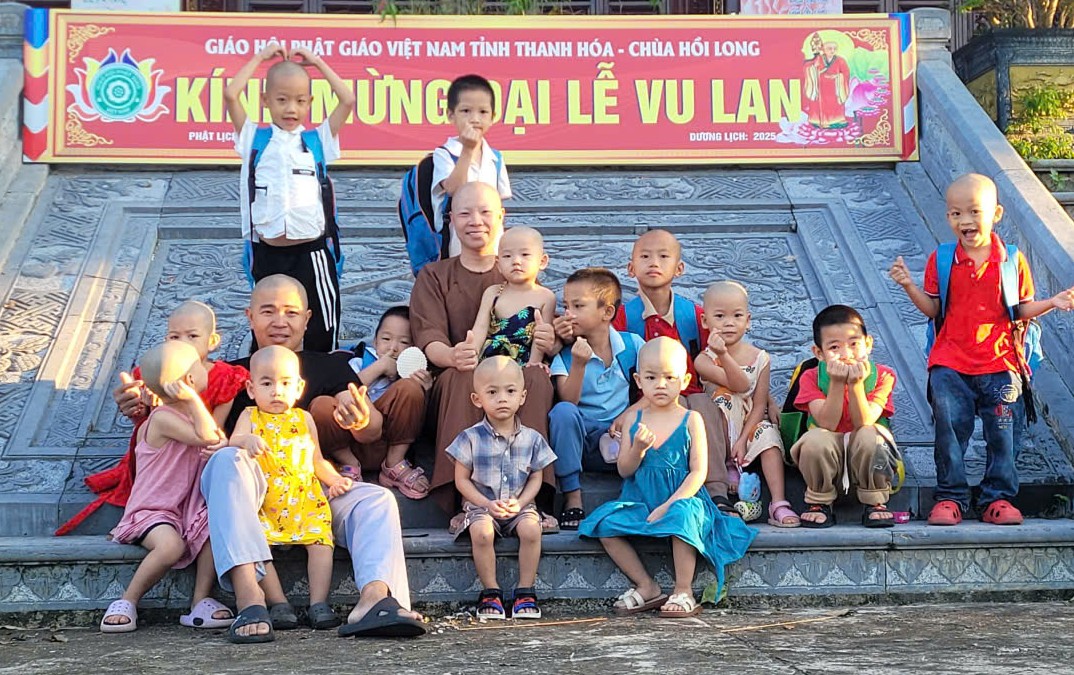 "Người mẹ" của hàng chục đứa trẻ mồ côi ở ngôi chùa nơi cửa biển - Ảnh 1.