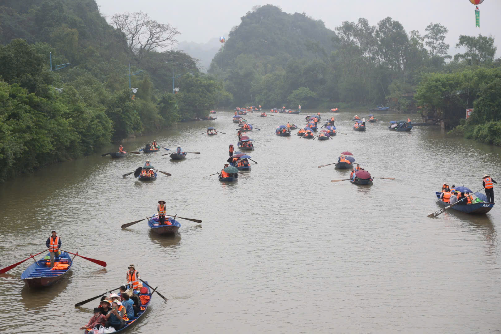 Hàng nghìn du khách "đội mưa" khai hội Chùa Hương 2026 - Ảnh 4.