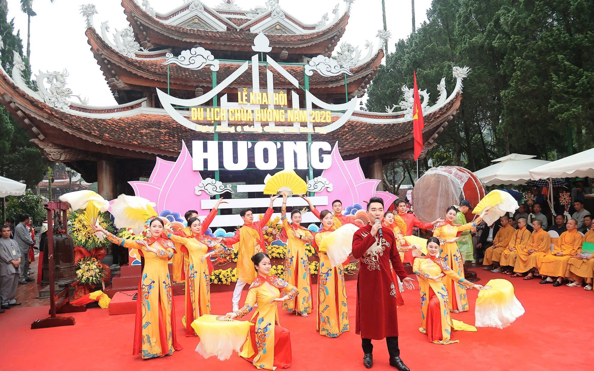 Hàng vạn du khách "đội mưa" dự khai hội Chùa Hương 2026