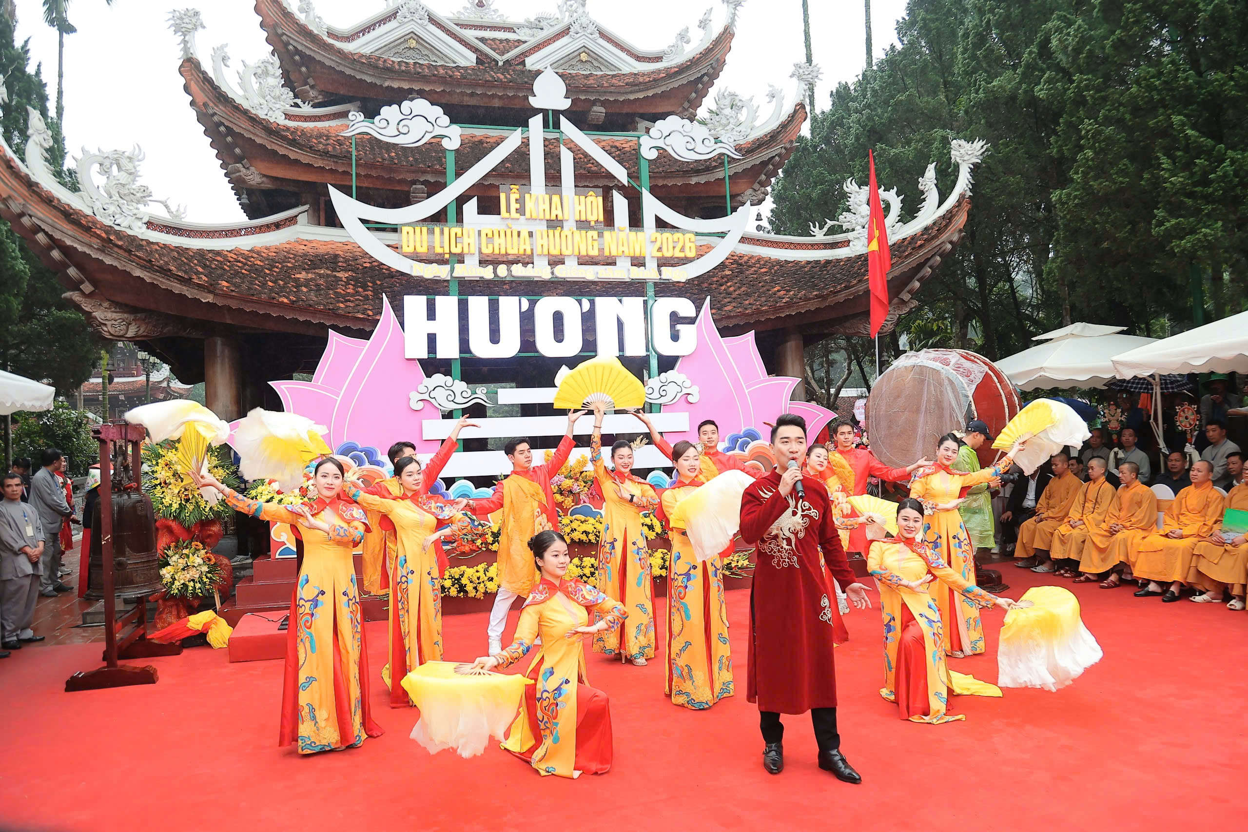 Hàng nghìn du khách "đội mưa" khai hội Chùa Hương 2026 - Ảnh 1.