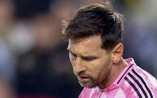 Thua Son Heung Min, Messi nổi nóng và Suarez phải can ngăn