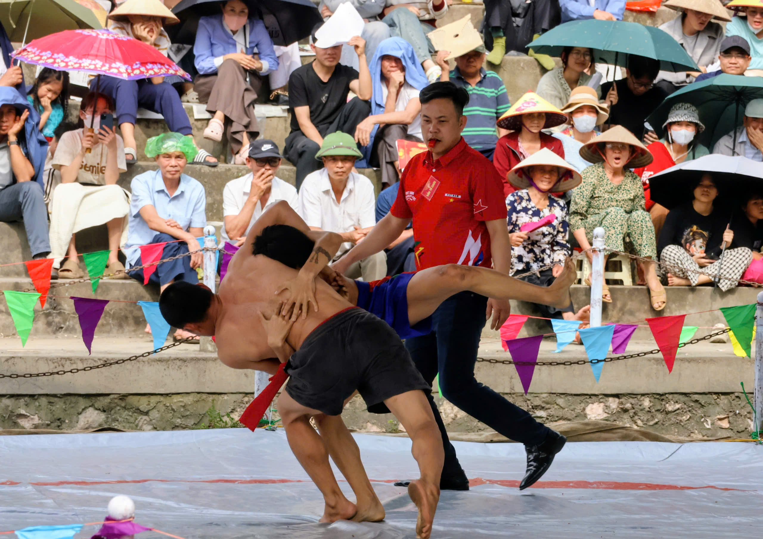 VIDEO: M&atilde;n nh&atilde;n m&agrave;n tranh t&agrave;i của những nh&agrave; v&ocirc; địch SEA Games với trai l&agrave;ng tr&ecirc;n sới vật hội l&agrave;ng - Ảnh 20.