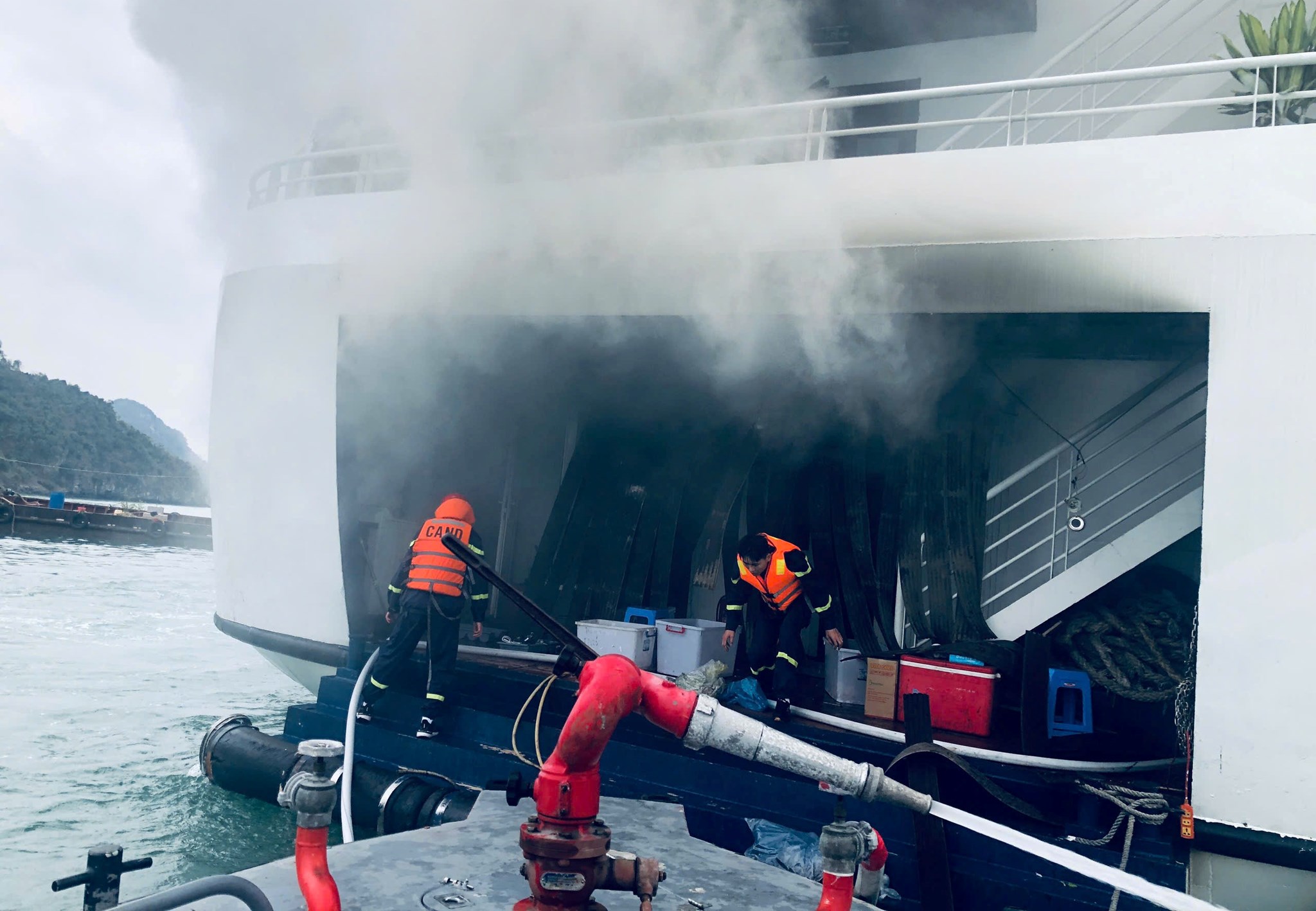 Ch&aacute;y t&agrave;u du lịch nghỉ đ&ecirc;m HP 5765 tại đặc khu C&aacute;t Hải , kh&ocirc;ng c&oacute; thiệt hại về người - Ảnh 1.