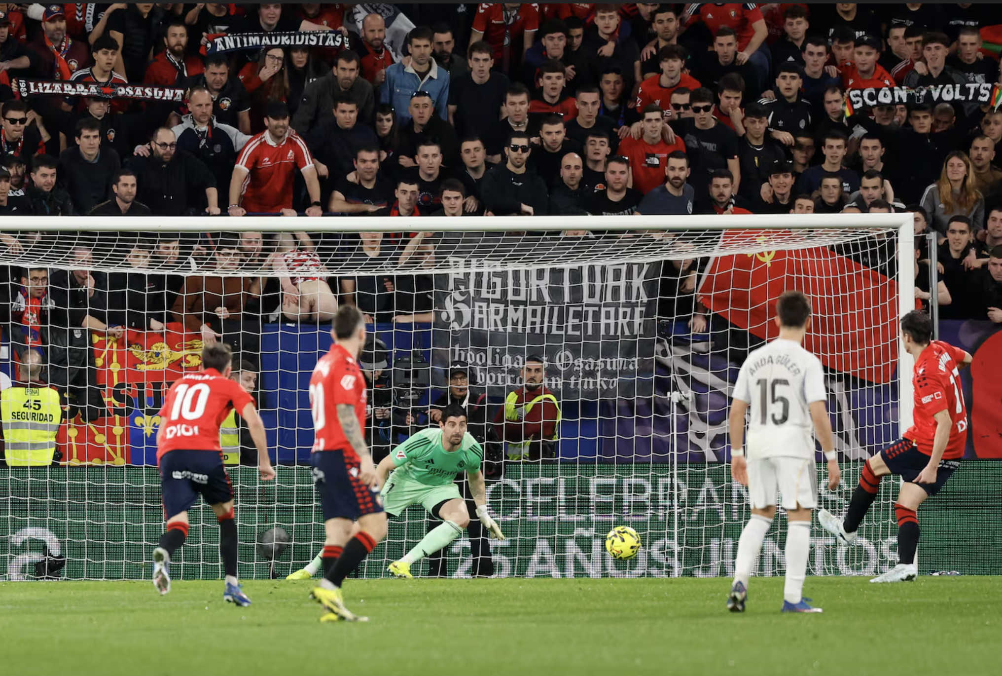 Real Madrid gục ngã phút bù giờ tại La Liga - Ảnh 2.