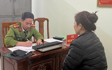 Đậu xe trên đường bất ngờ bị một người phụ nữ đến thu tiền bến bãi