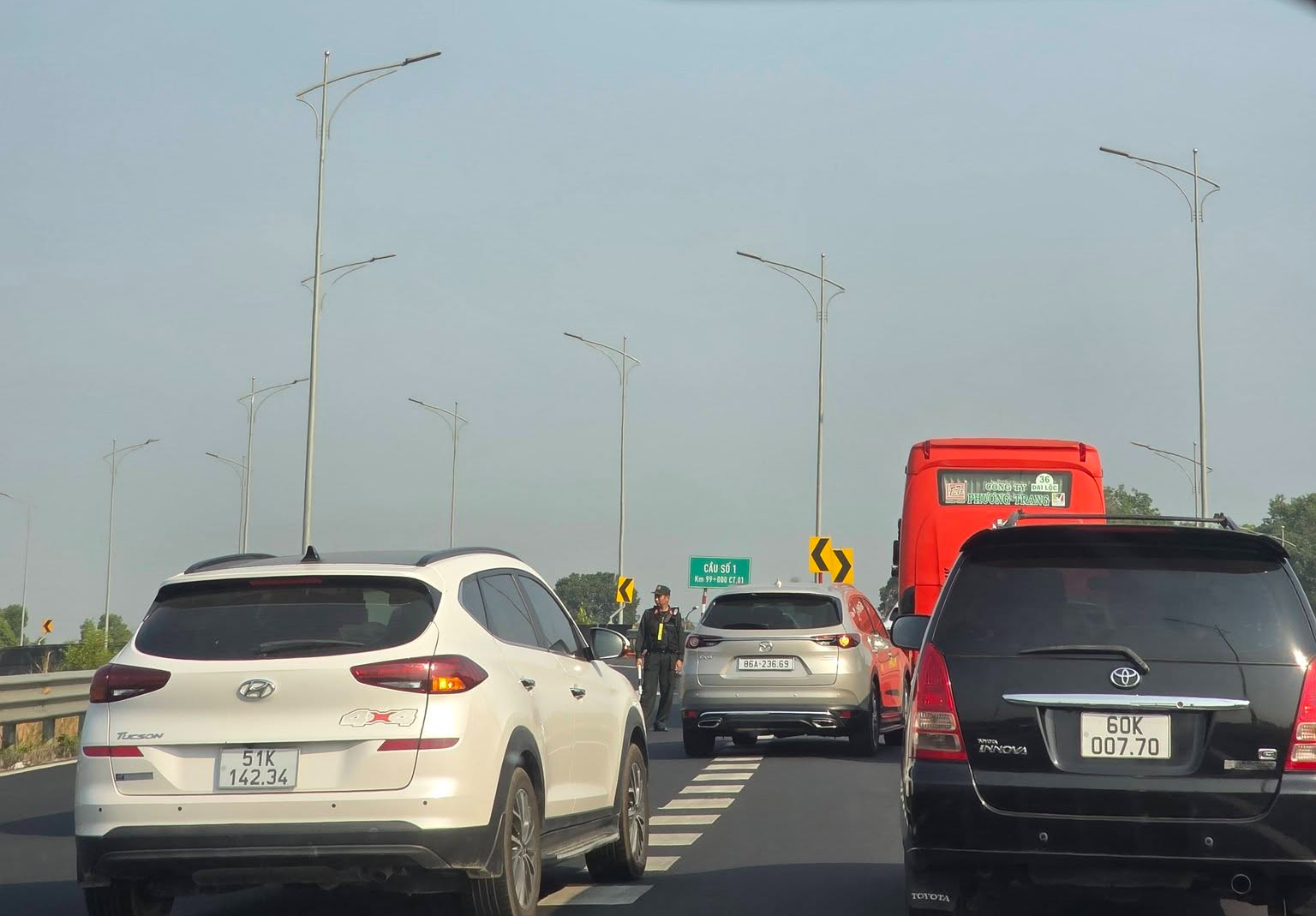 Va chạm tr&ecirc;n cao tốc Long Th&agrave;nh - TPHCM , xe di chuyển chậm về TPHCM - Ảnh 3.