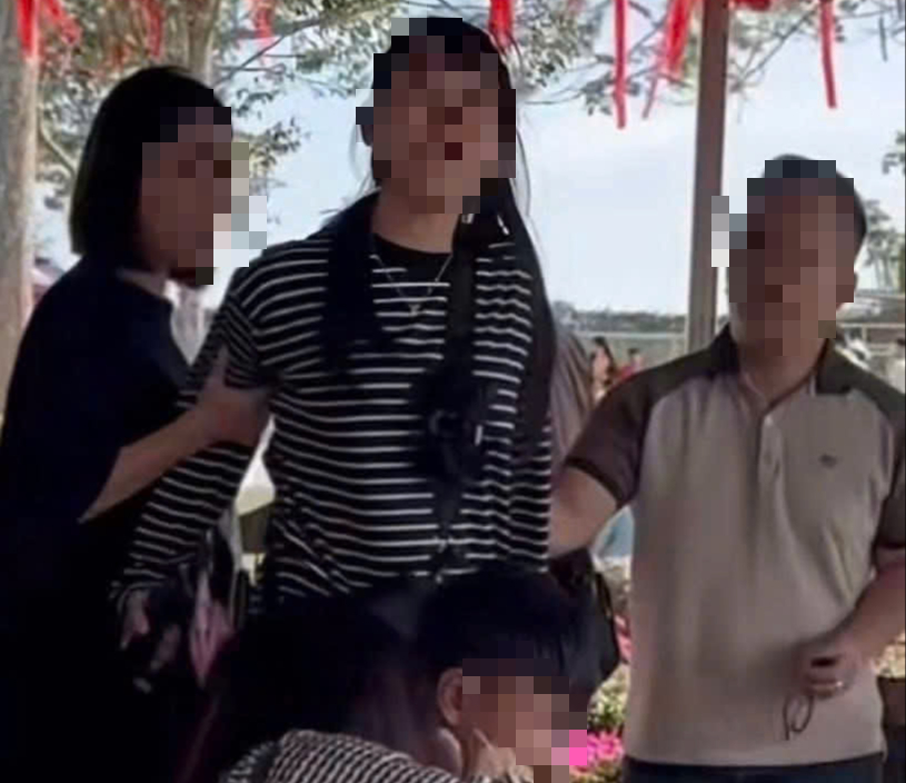 Xôn xao vụ giành ghế ngồi tại khu vui chơi khiến xô xát ồn ào - Ảnh 1.