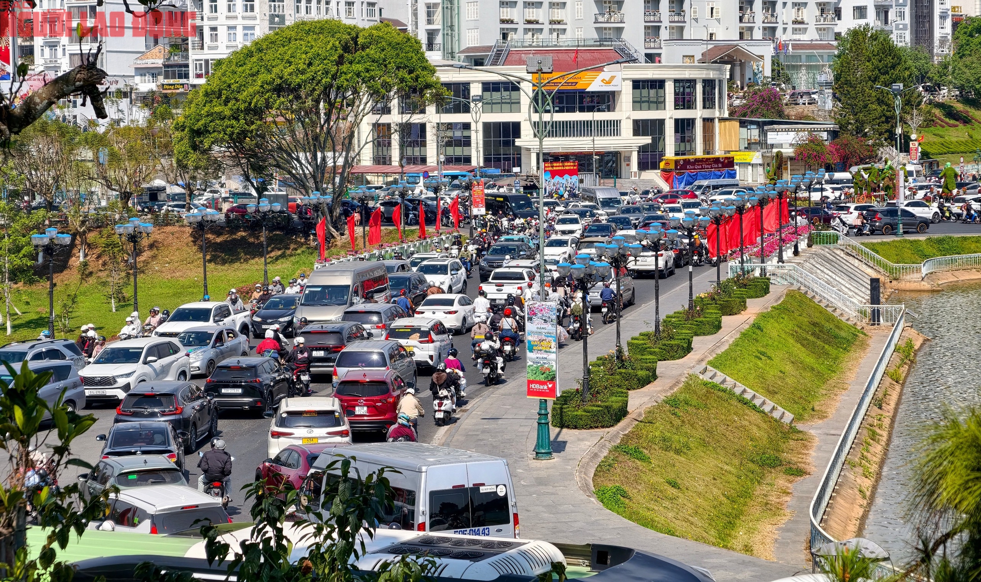 Mùng 6 Tết, Đà Lạt vẫn rộn ràng khách du xuân - Ảnh 1.