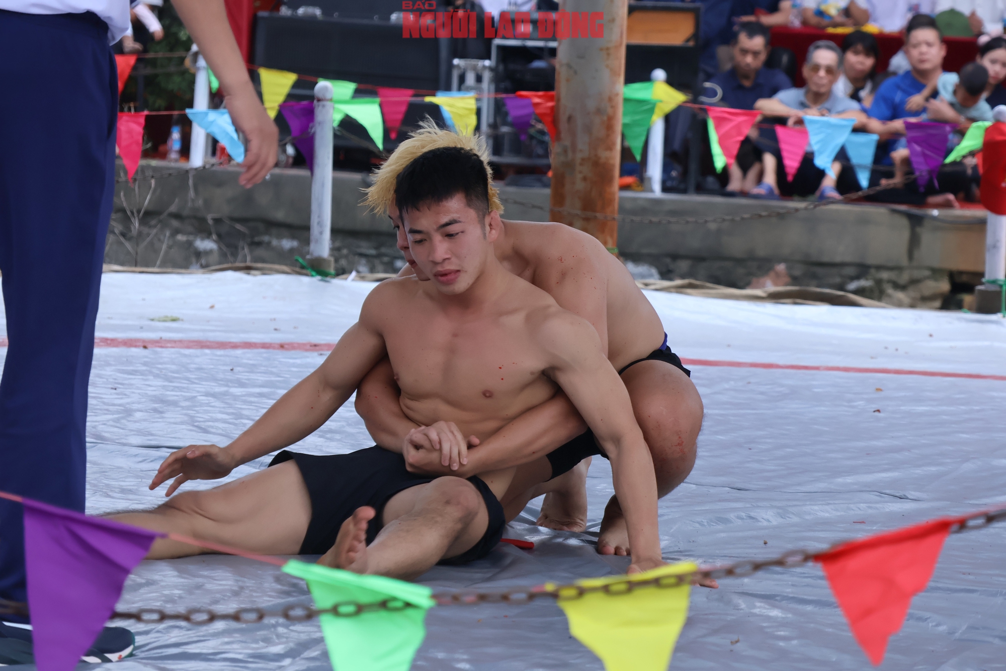 VIDEO: M&atilde;n nh&atilde;n m&agrave;n tranh t&agrave;i của những nh&agrave; v&ocirc; địch SEA Games với trai l&agrave;ng tr&ecirc;n sới vật hội l&agrave;ng - Ảnh 5.