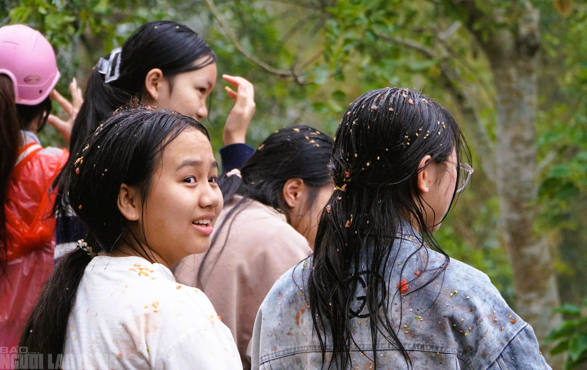 Cứ nhằm ngày 6 Tết, người dân lại kéo nhau đi chợ "choảng nhau" cầu may - Ảnh 9.