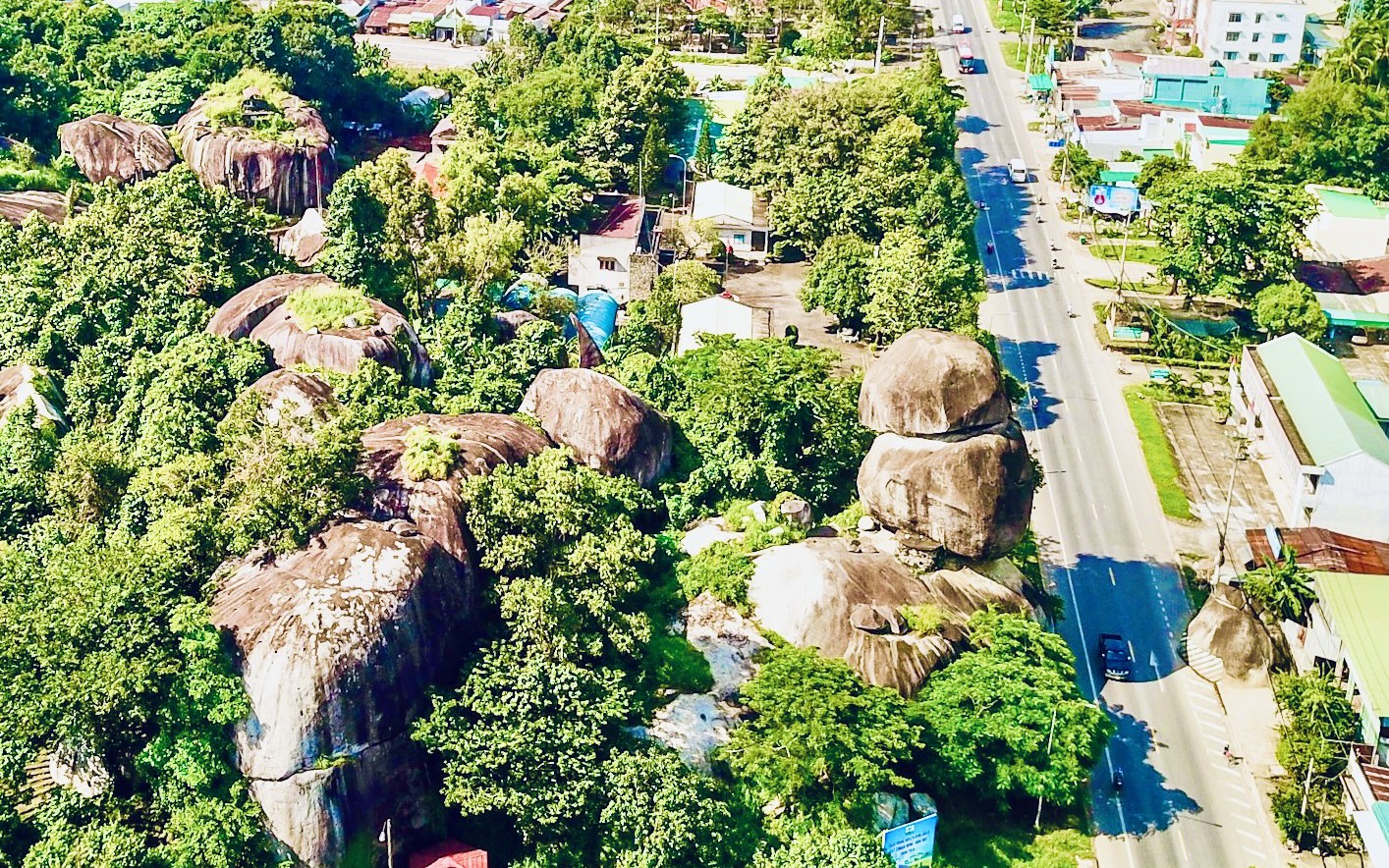 Độc lạ “Đá Ba Chồng"