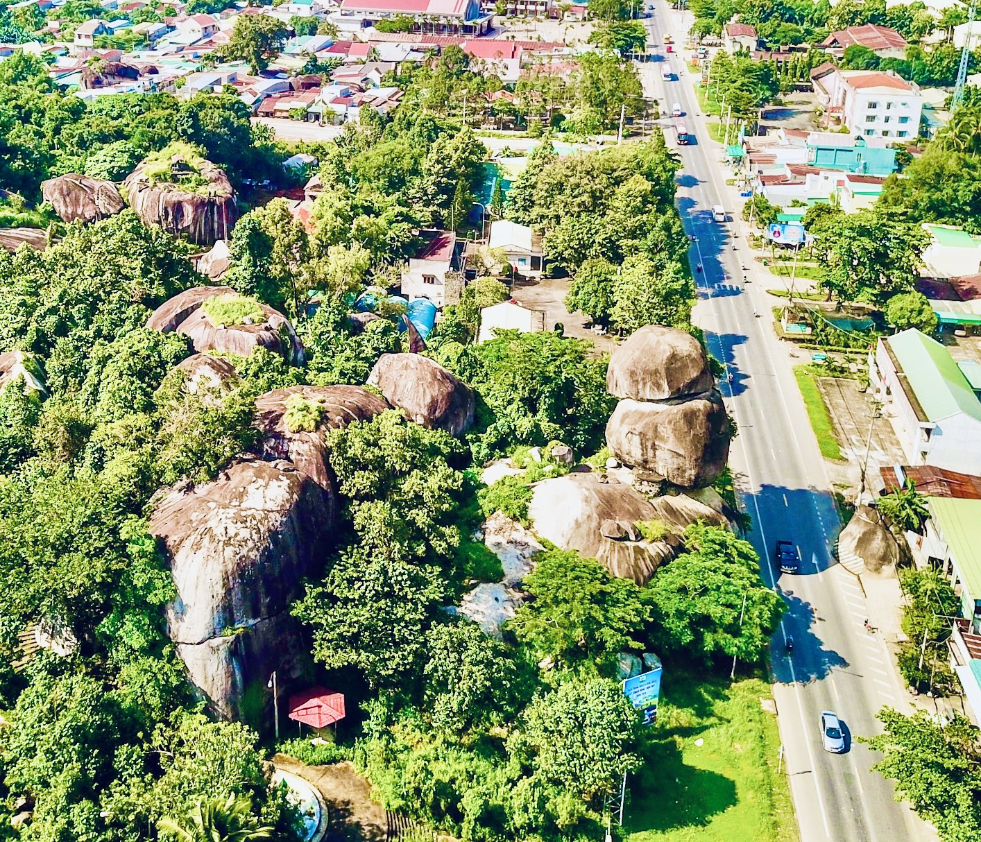 Độc lạ kỳ quan “Đá Ba Chồng" - Ảnh 1.