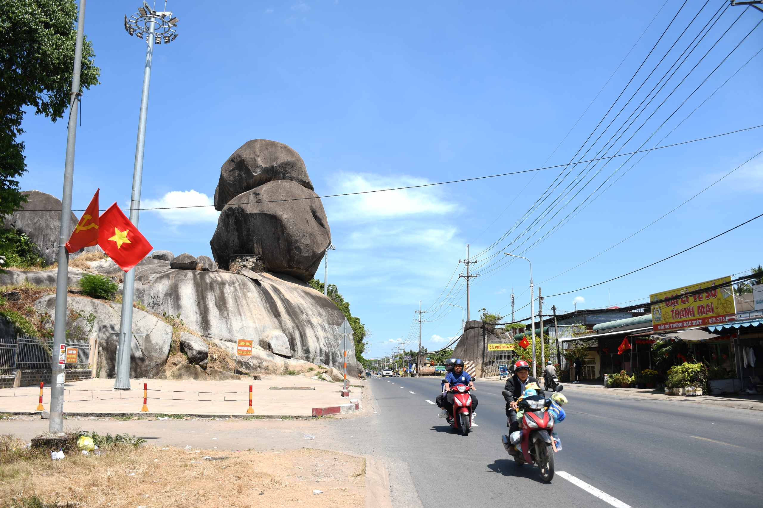 Độc lạ kỳ quan “Đá Ba Chồng" - Ảnh 3.
