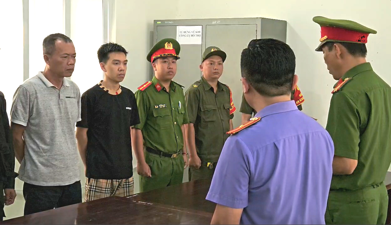 Khởi tố chủ qu&aacute;n cơm ni&ecirc;u v&agrave; nh&acirc;n vi&ecirc;n đ&aacute;nh du kh&aacute;ch từ m&acirc;u thuẫn đậu xe - Ảnh 1.