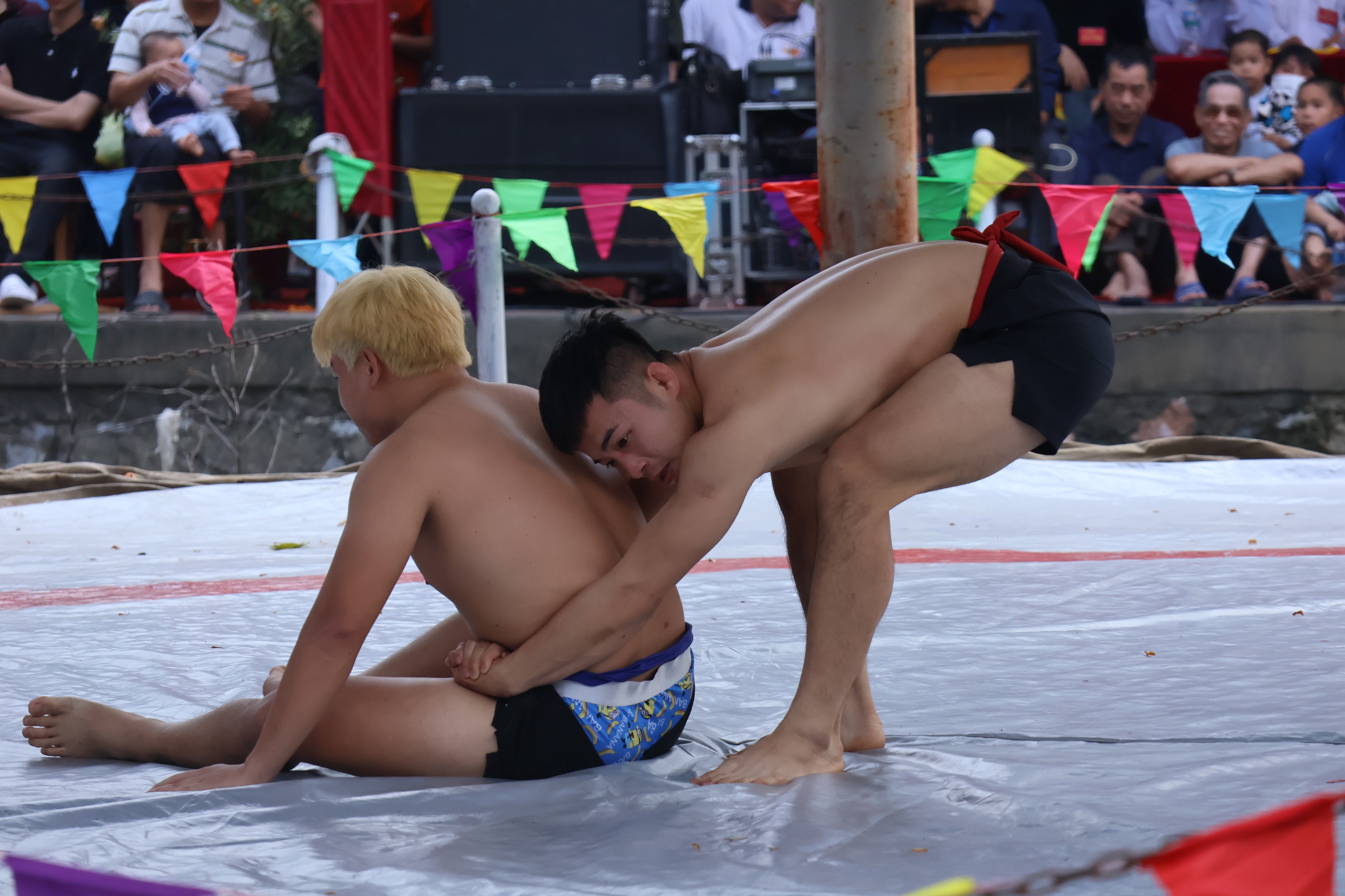 VIDEO: M&atilde;n nh&atilde;n m&agrave;n tranh t&agrave;i của những nh&agrave; v&ocirc; địch SEA Games với trai l&agrave;ng tr&ecirc;n sới vật hội l&agrave;ng - Ảnh 14.