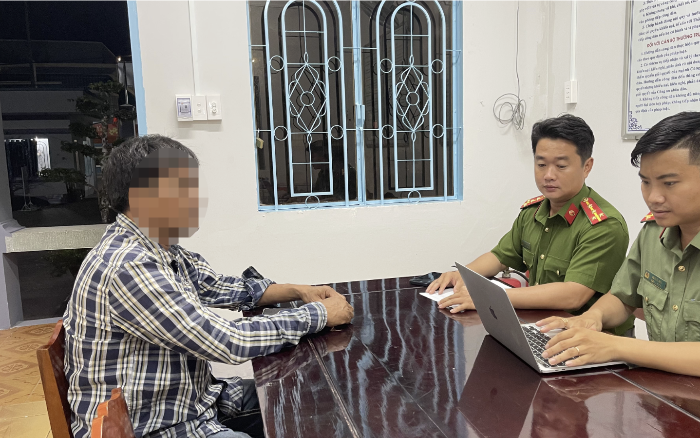 Lập biên bản đối tượng xúc phạm nhân phẩm chỉ huy công an xã