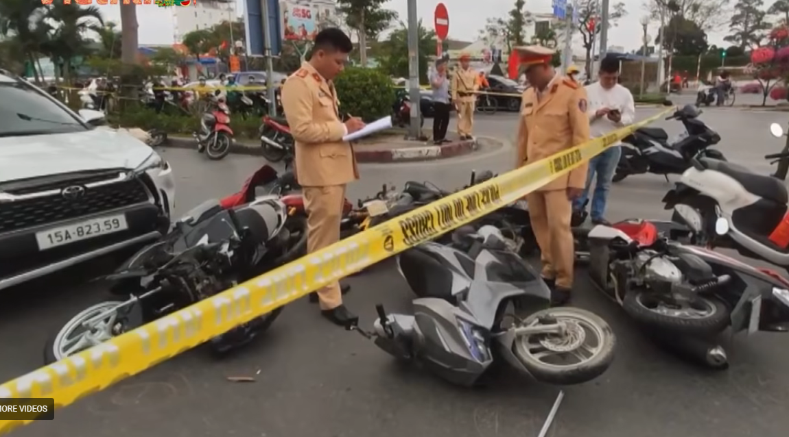 T&agrave;i xế &ocirc; t&ocirc; g&acirc;y tai nạn giao th&ocirc;ng li&ecirc;n ho&agrave;n 12 xe m&aacute;y kh&ocirc;ng c&oacute; nồng độ cồn , ma t&uacute;y - Ảnh 1.
