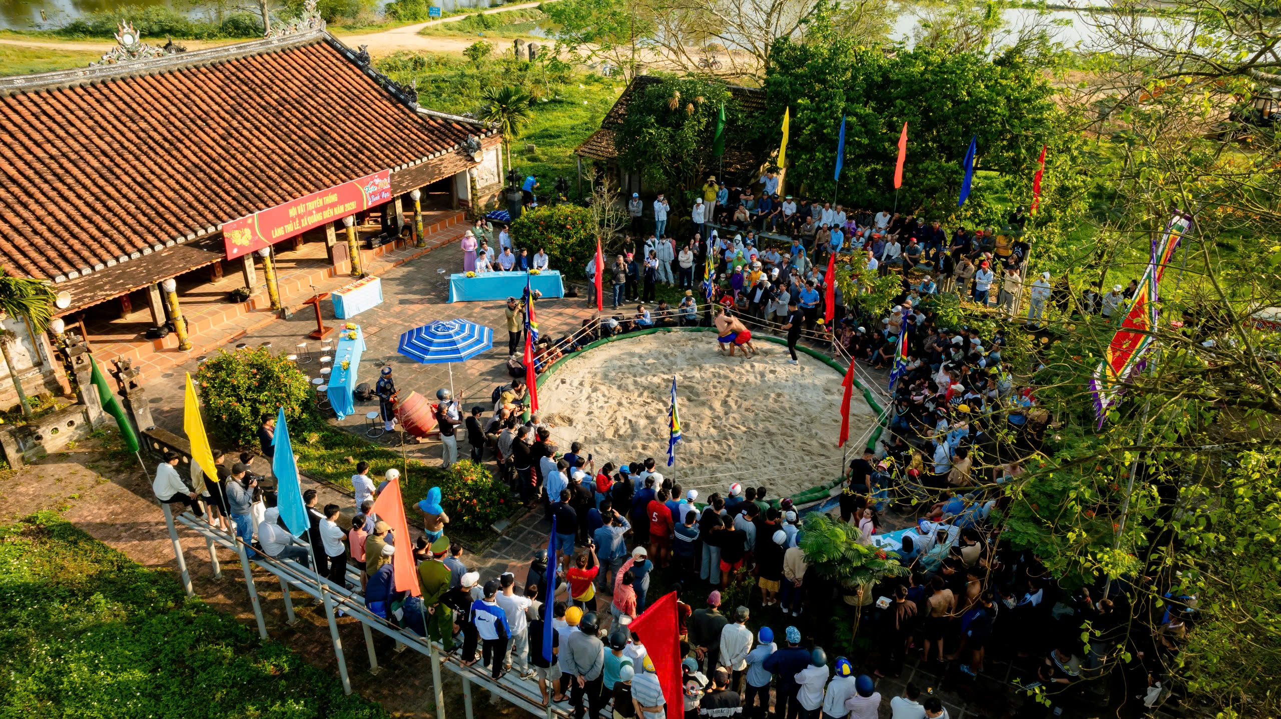 Đầu Xuân về sới đình “nóng” nhất xứ Huế xem nhiều người vật nhau - Ảnh 4.