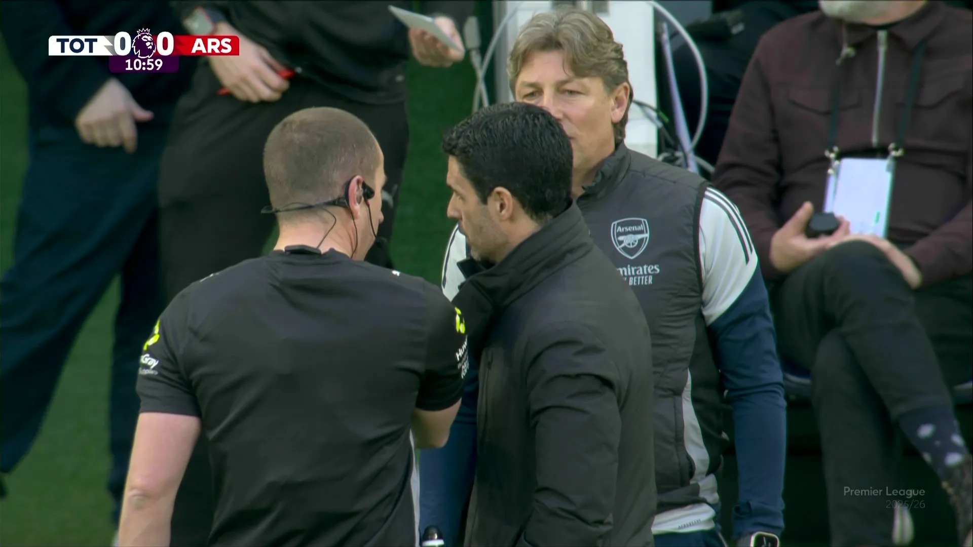 Hy hữu: “Đại chiến” Tottenham và Arsenal bị gián đoạn 2 lần - Ảnh 2.