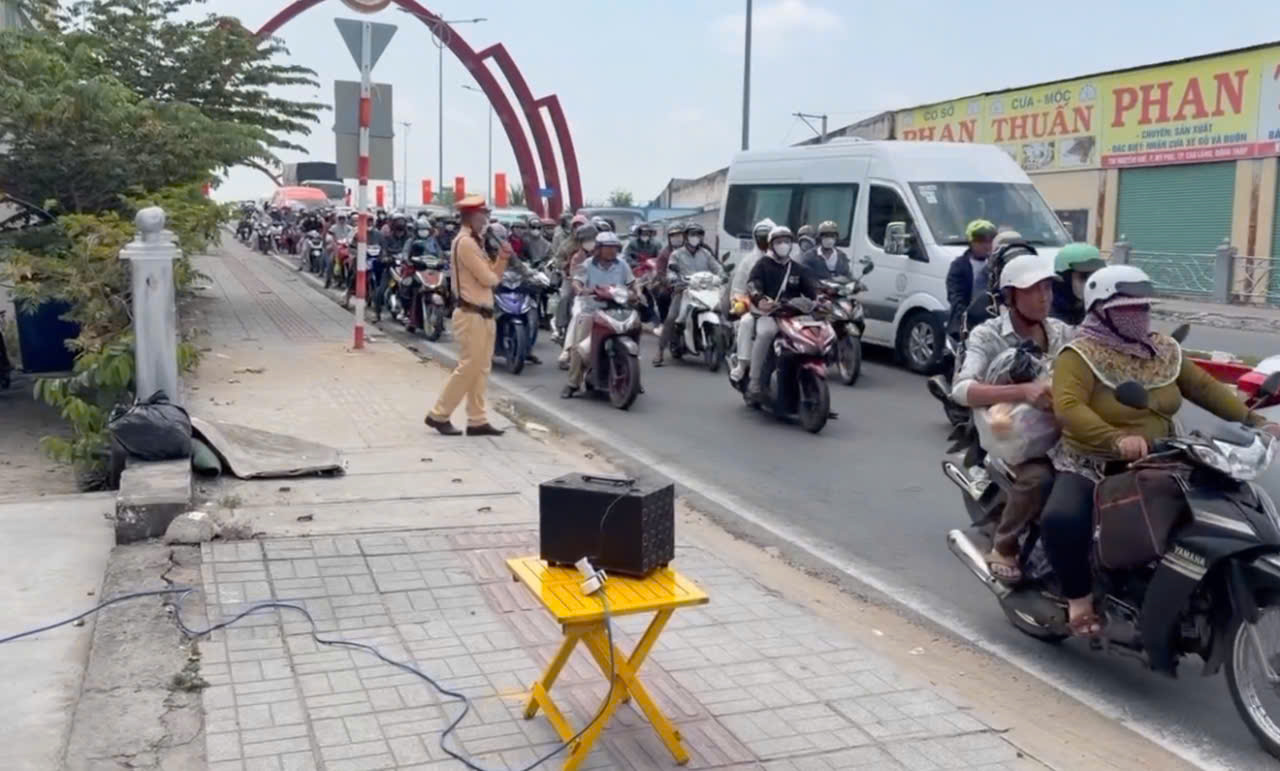 CSGT Tây Ninh và Đồng Tháp điều tiết giao thông trở lại TPHCM sau Tết 2026 - Ảnh 30.