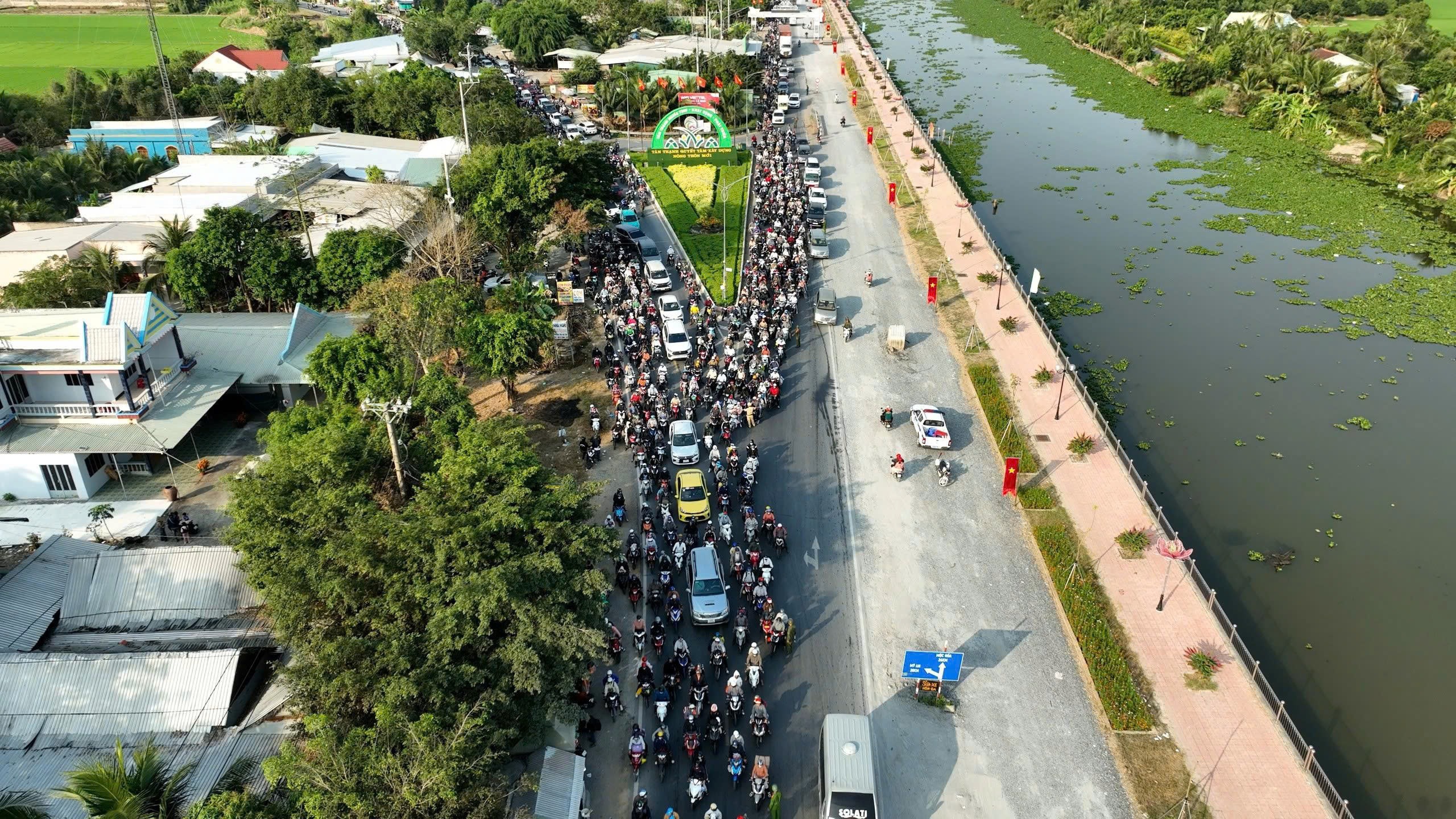 CSGT Tây Ninh và Đồng Tháp điều tiết giao thông trở lại TPHCM sau Tết 2026 - Ảnh 9.
