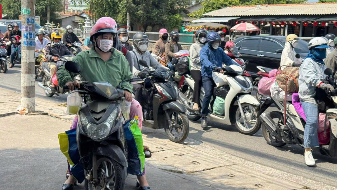 CSGT Tây Ninh và Đồng Tháp điều tiết giao thông trở lại TPHCM sau Tết 2026 - Ảnh 16.